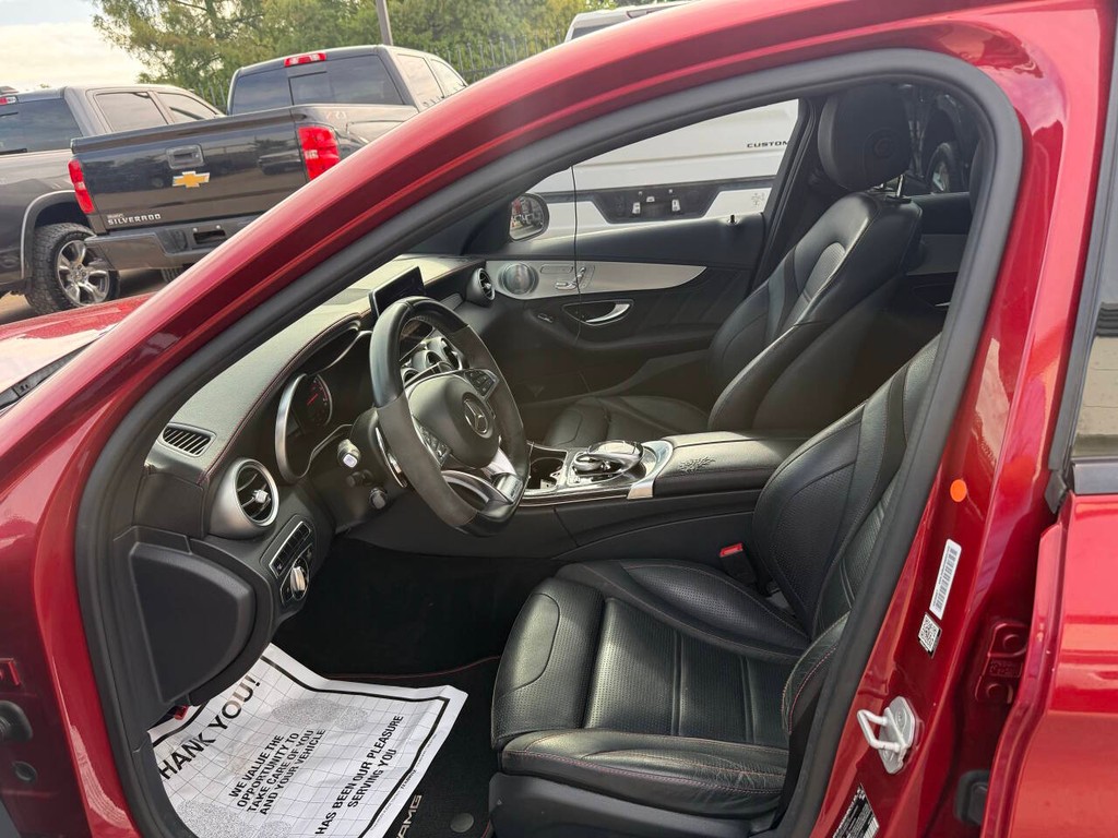 Mercedes-Benz C-Class Vehicle Full-screen Gallery Image 07