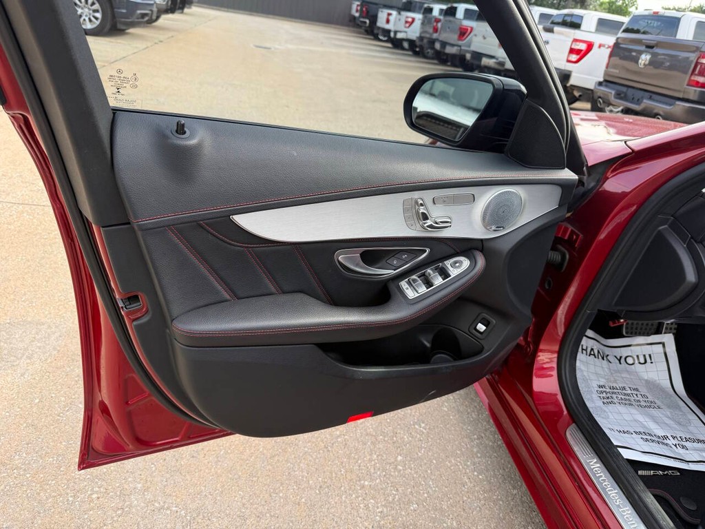 Mercedes-Benz C-Class Vehicle Full-screen Gallery Image 08