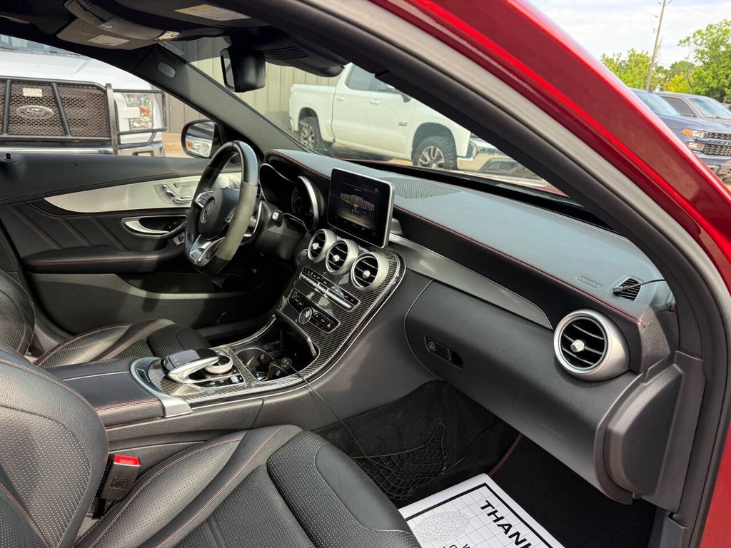 Mercedes-Benz C-Class Vehicle Full-screen Gallery Image 09