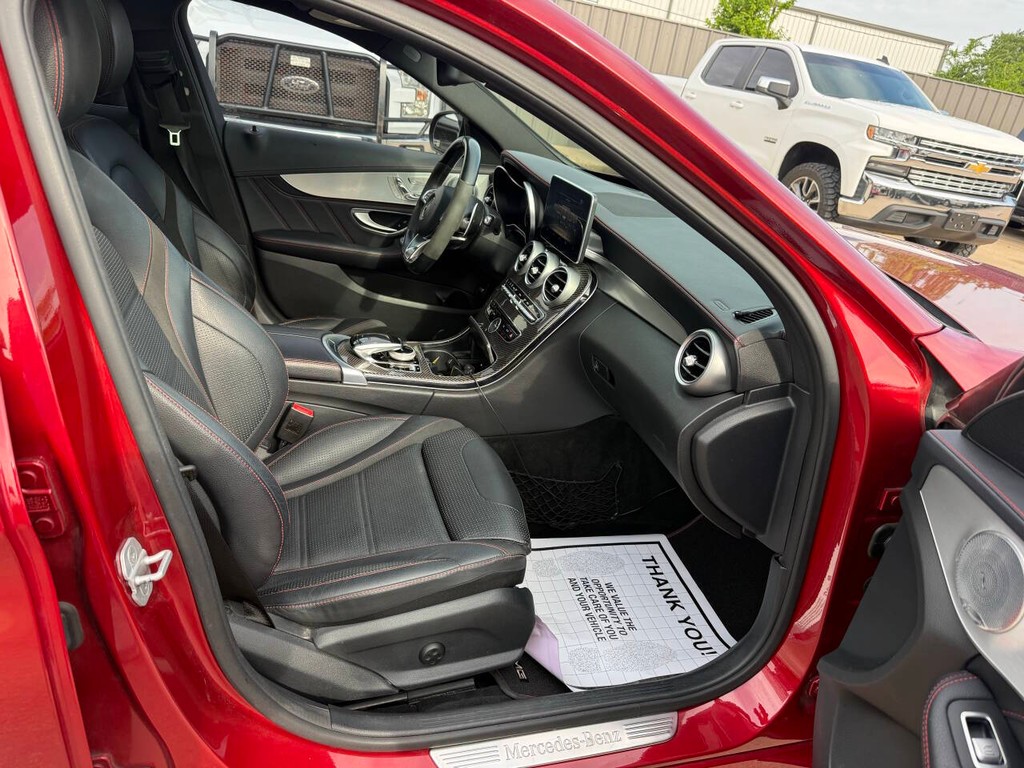 Mercedes-Benz C-Class Vehicle Full-screen Gallery Image 10