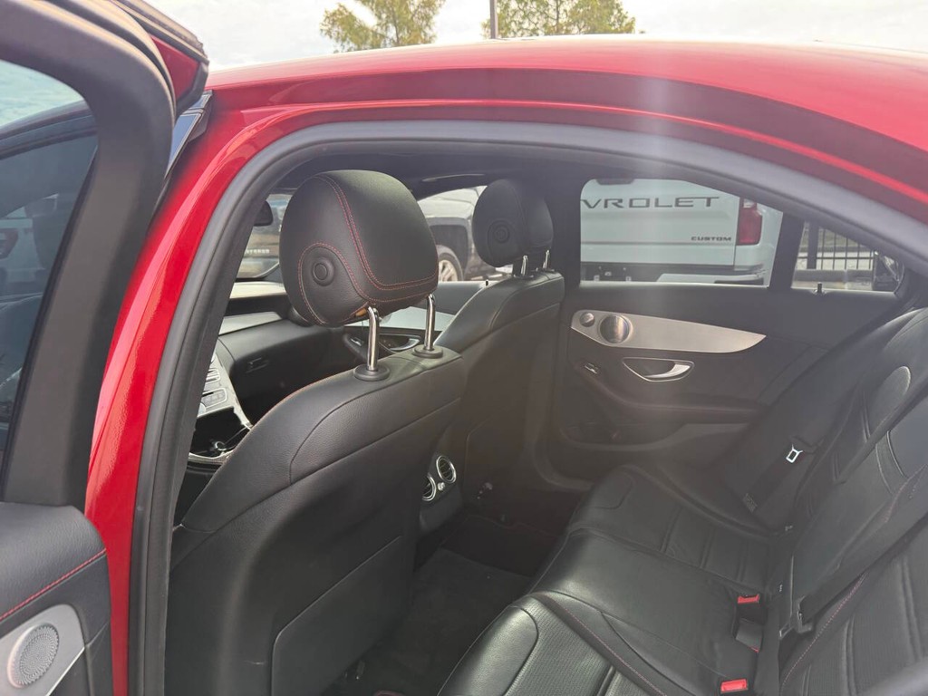 Mercedes-Benz C-Class Vehicle Full-screen Gallery Image 12
