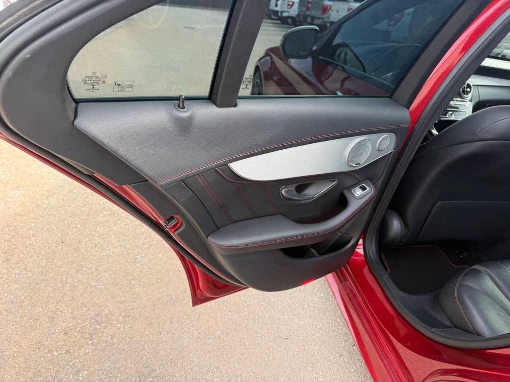 Mercedes-Benz C-Class Vehicle Full-screen Gallery Image 14