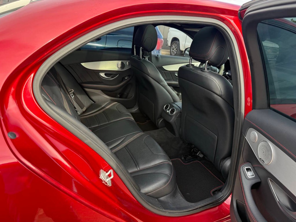 Mercedes-Benz C-Class Vehicle Full-screen Gallery Image 15
