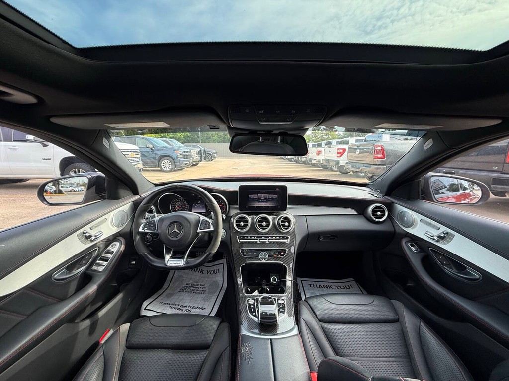 Mercedes-Benz C-Class Vehicle Full-screen Gallery Image 18