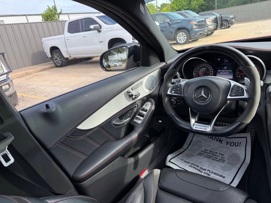 Mercedes-Benz C-Class Vehicle Full-screen Gallery Image 19