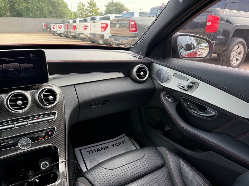 Mercedes-Benz C-Class Vehicle Full-screen Gallery Image 20
