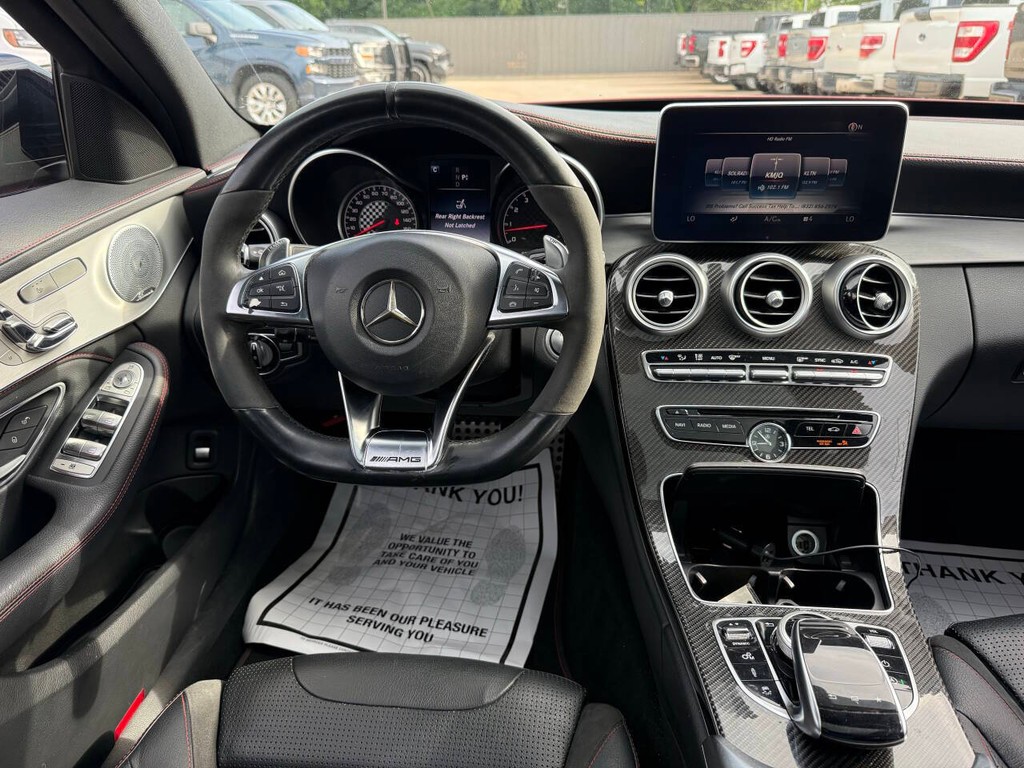 Mercedes-Benz C-Class Vehicle Full-screen Gallery Image 21