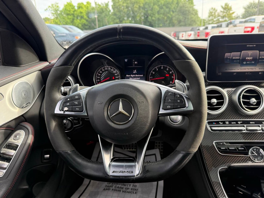 Mercedes-Benz C-Class Vehicle Full-screen Gallery Image 22