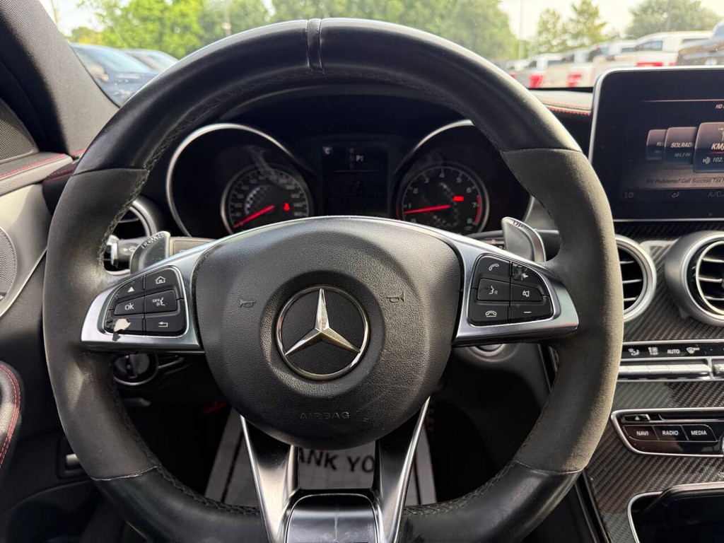 Mercedes-Benz C-Class Vehicle Full-screen Gallery Image 23