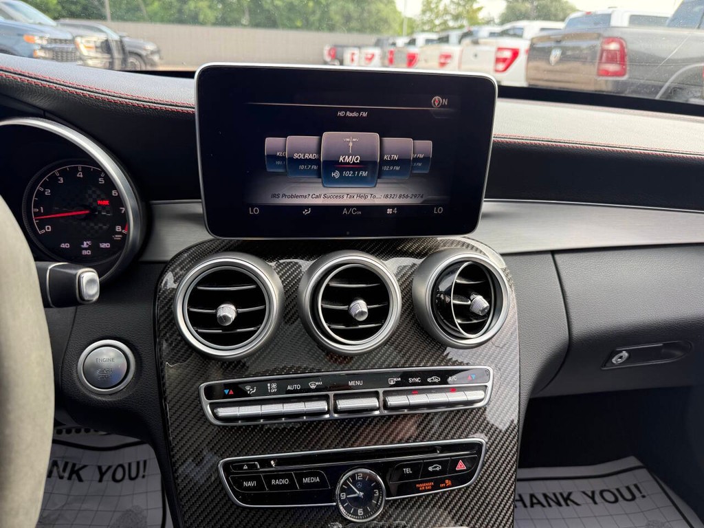 Mercedes-Benz C-Class Vehicle Full-screen Gallery Image 24