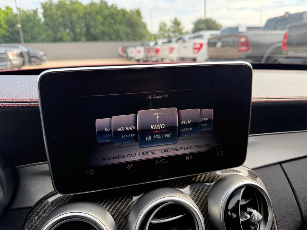 Mercedes-Benz C-Class Vehicle Full-screen Gallery Image 25