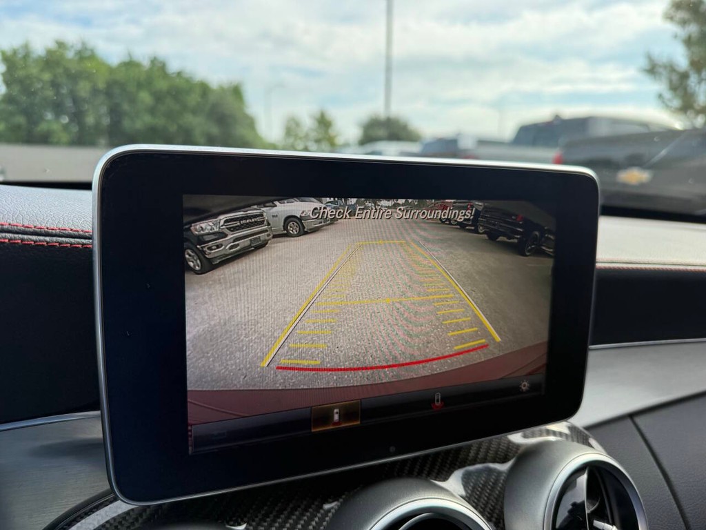 Mercedes-Benz C-Class Vehicle Full-screen Gallery Image 26