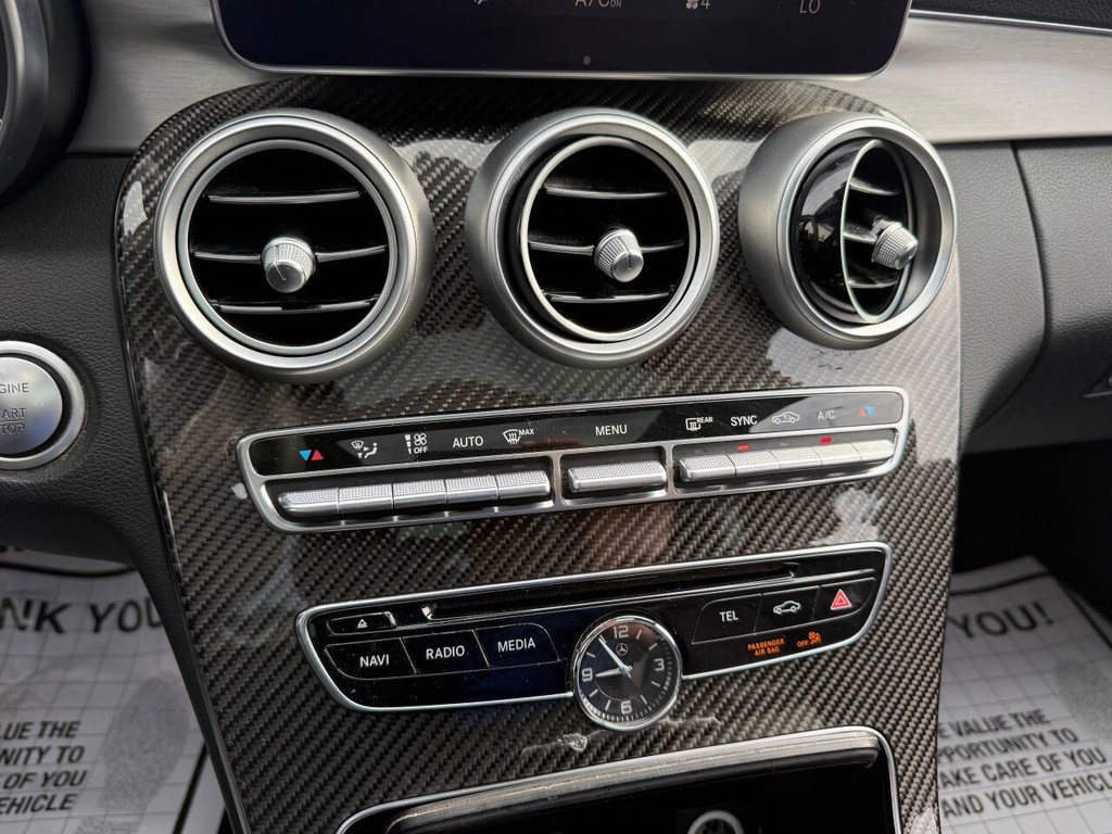 Mercedes-Benz C-Class Vehicle Full-screen Gallery Image 27