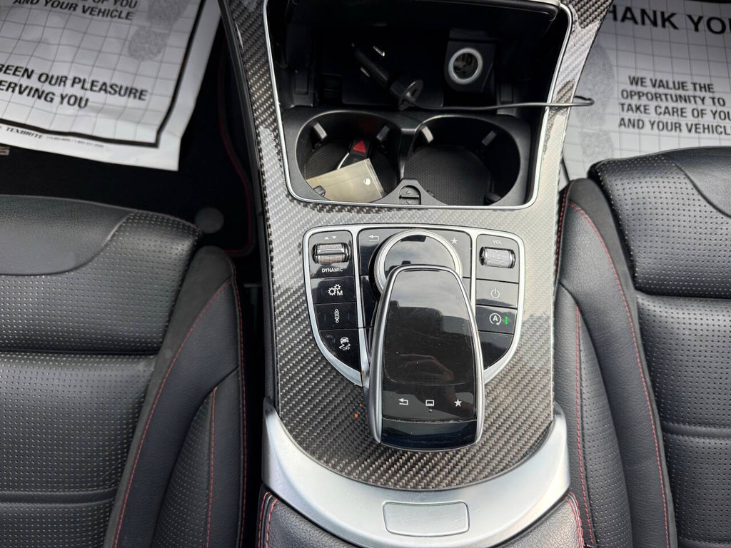 Mercedes-Benz C-Class Vehicle Full-screen Gallery Image 28