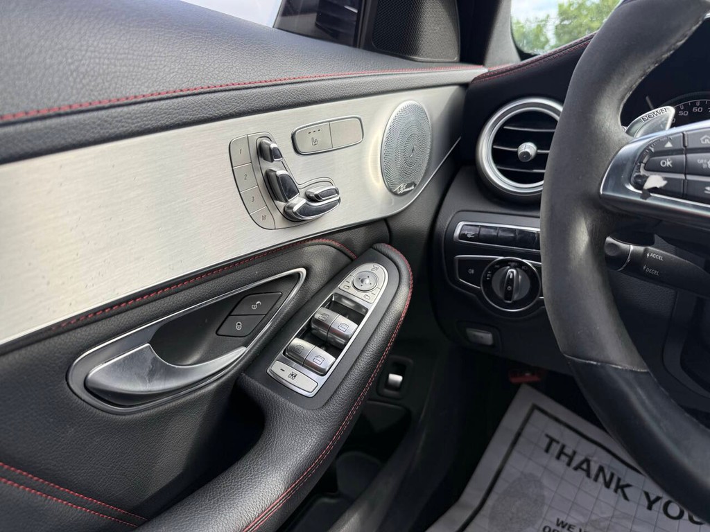 Mercedes-Benz C-Class Vehicle Full-screen Gallery Image 29