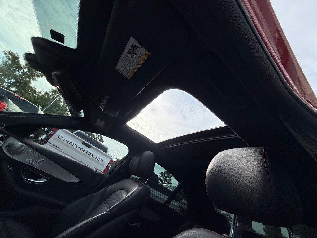 Mercedes-Benz C-Class Vehicle Full-screen Gallery Image 30