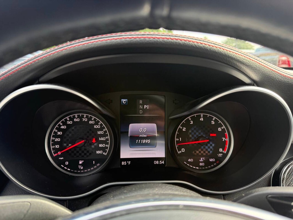 Mercedes-Benz C-Class Vehicle Full-screen Gallery Image 31