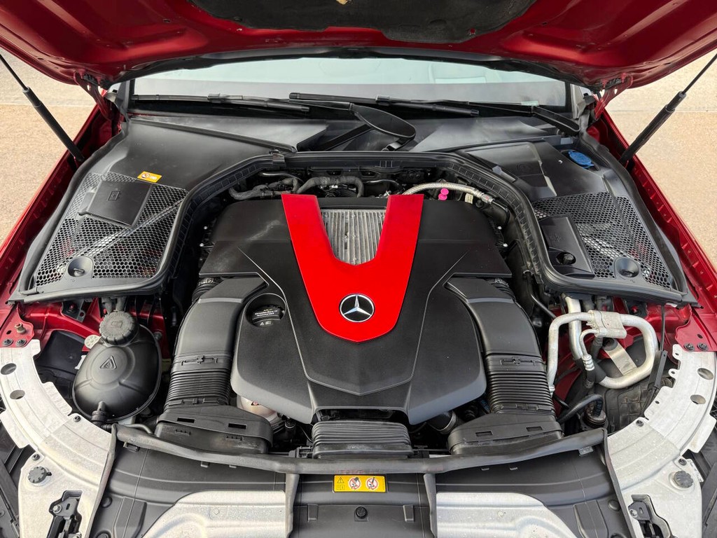 Mercedes-Benz C-Class Vehicle Full-screen Gallery Image 34