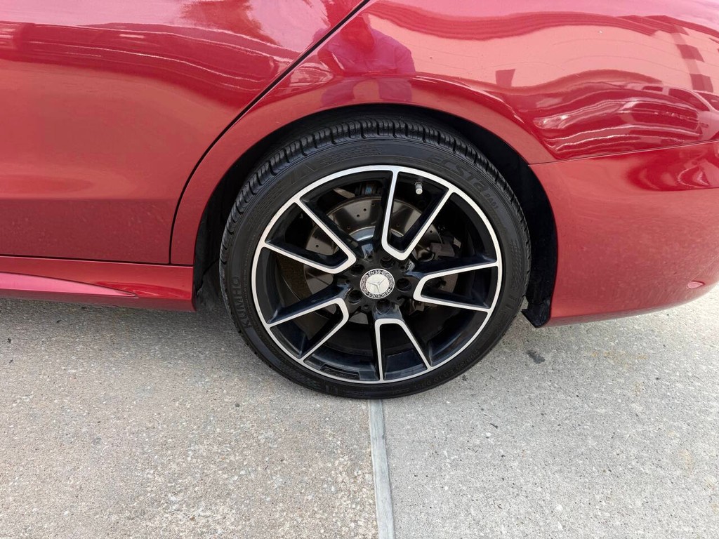 Mercedes-Benz C-Class Vehicle Full-screen Gallery Image 35