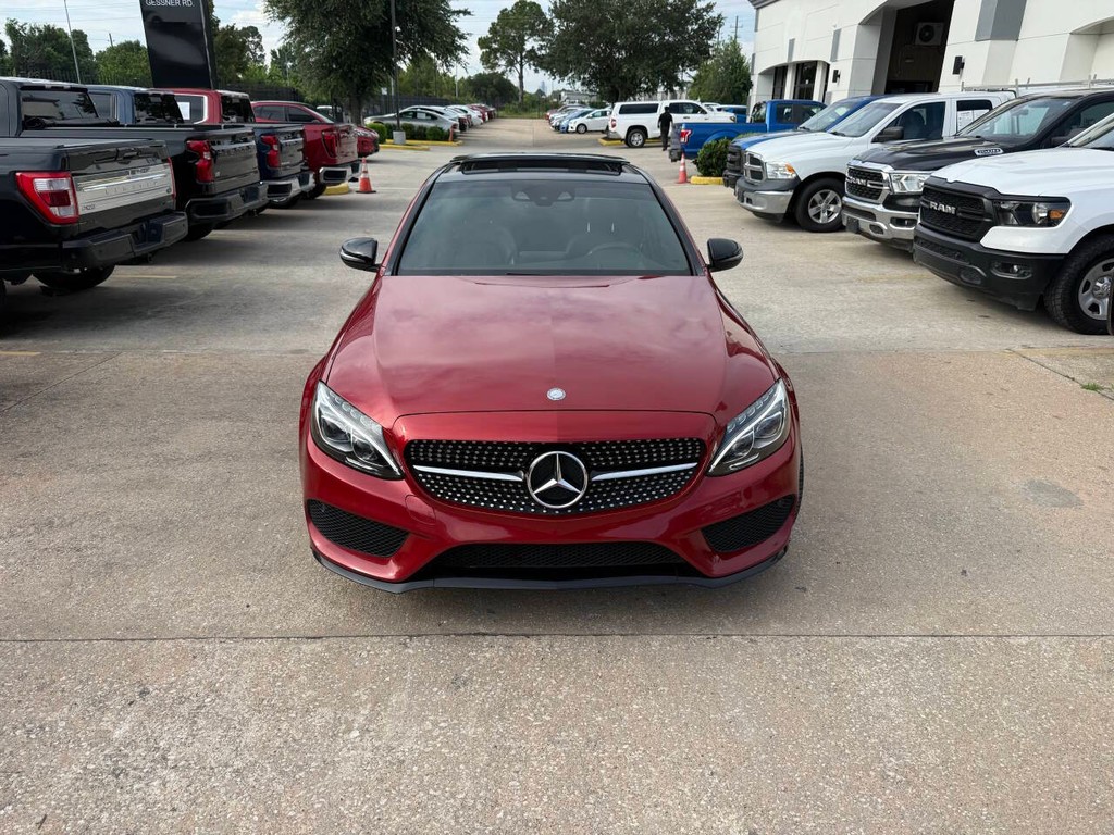 Mercedes-Benz C-Class Vehicle Full-screen Gallery Image 39
