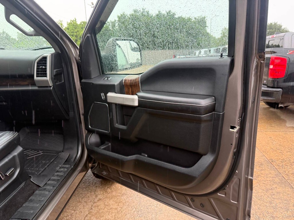 Ford F-150 Vehicle Full-screen Gallery Image 11