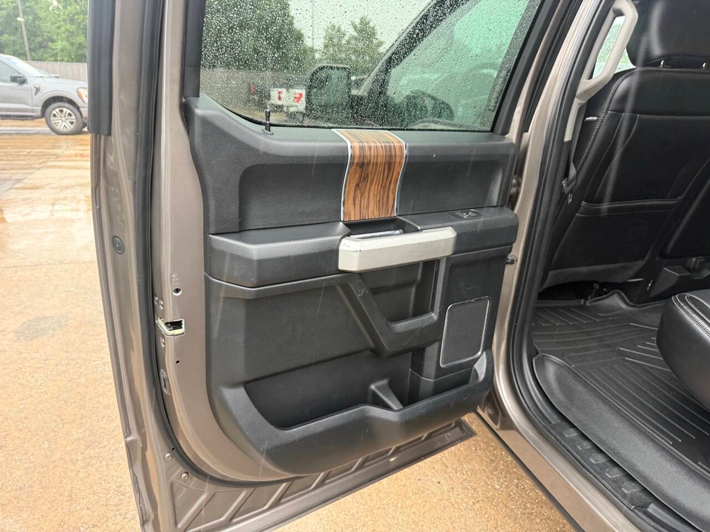 Ford F-150 Vehicle Full-screen Gallery Image 14