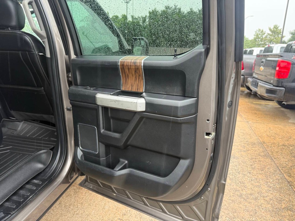 Ford F-150 Vehicle Full-screen Gallery Image 16