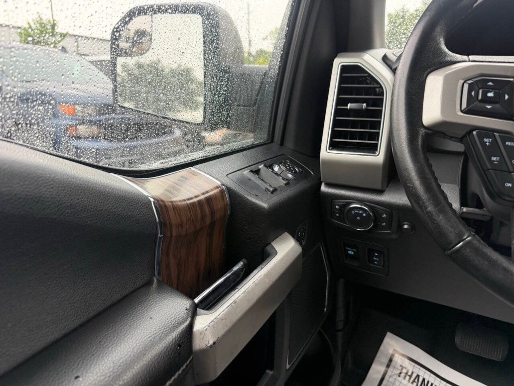 Ford F-150 Vehicle Full-screen Gallery Image 30