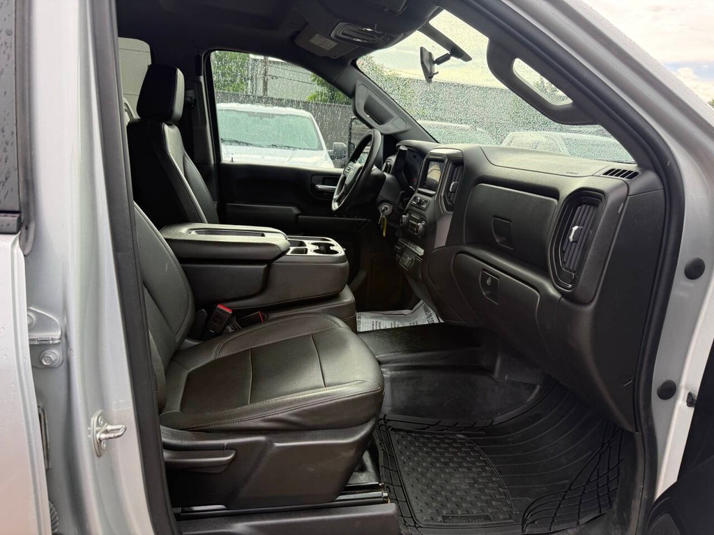 Chevrolet Silverado 2500HD Vehicle Full-screen Gallery Image 10