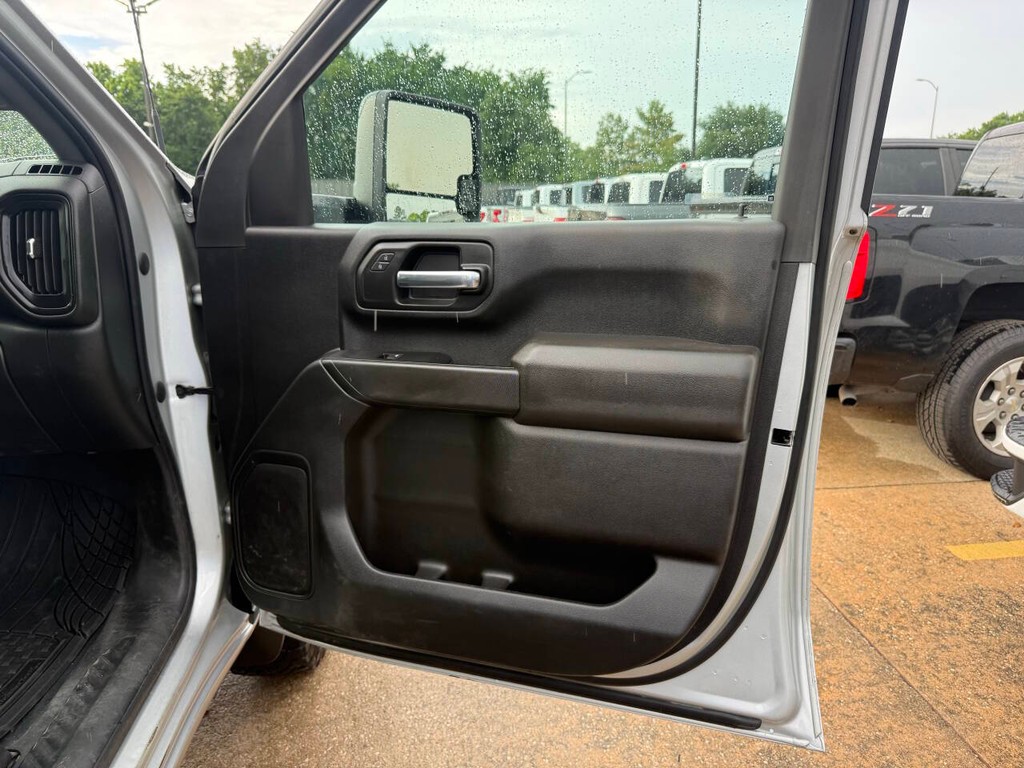 Chevrolet Silverado 2500HD Vehicle Full-screen Gallery Image 11