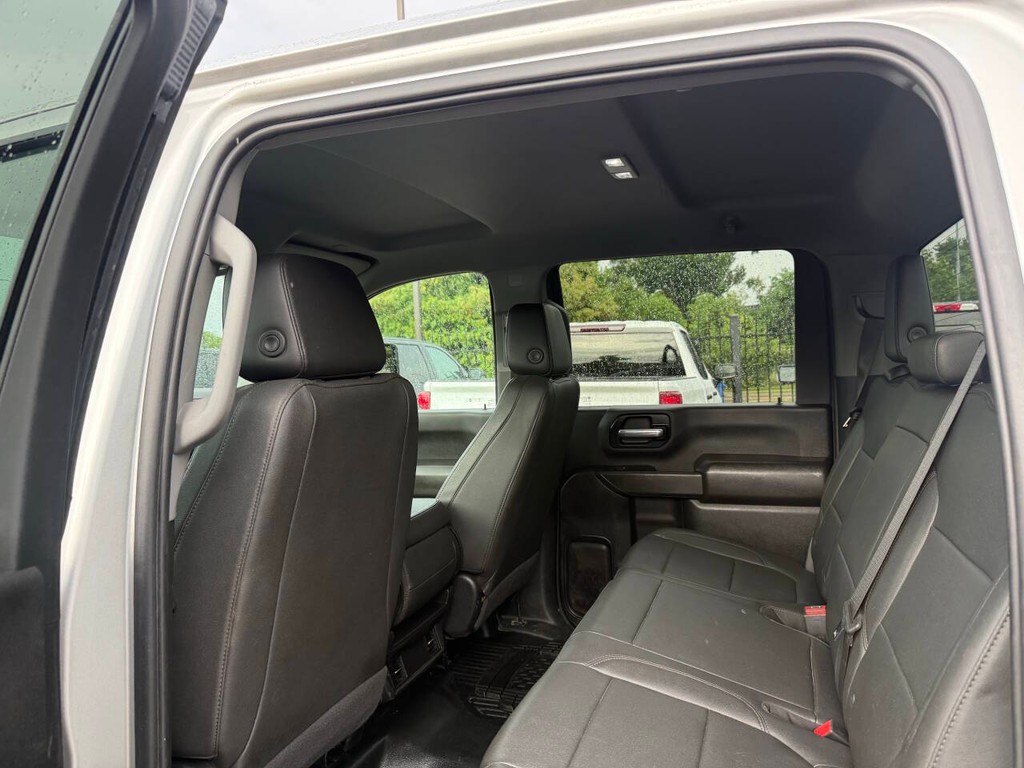 Chevrolet Silverado 2500HD Vehicle Full-screen Gallery Image 12