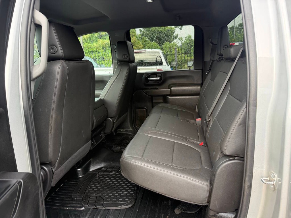Chevrolet Silverado 2500HD Vehicle Full-screen Gallery Image 13