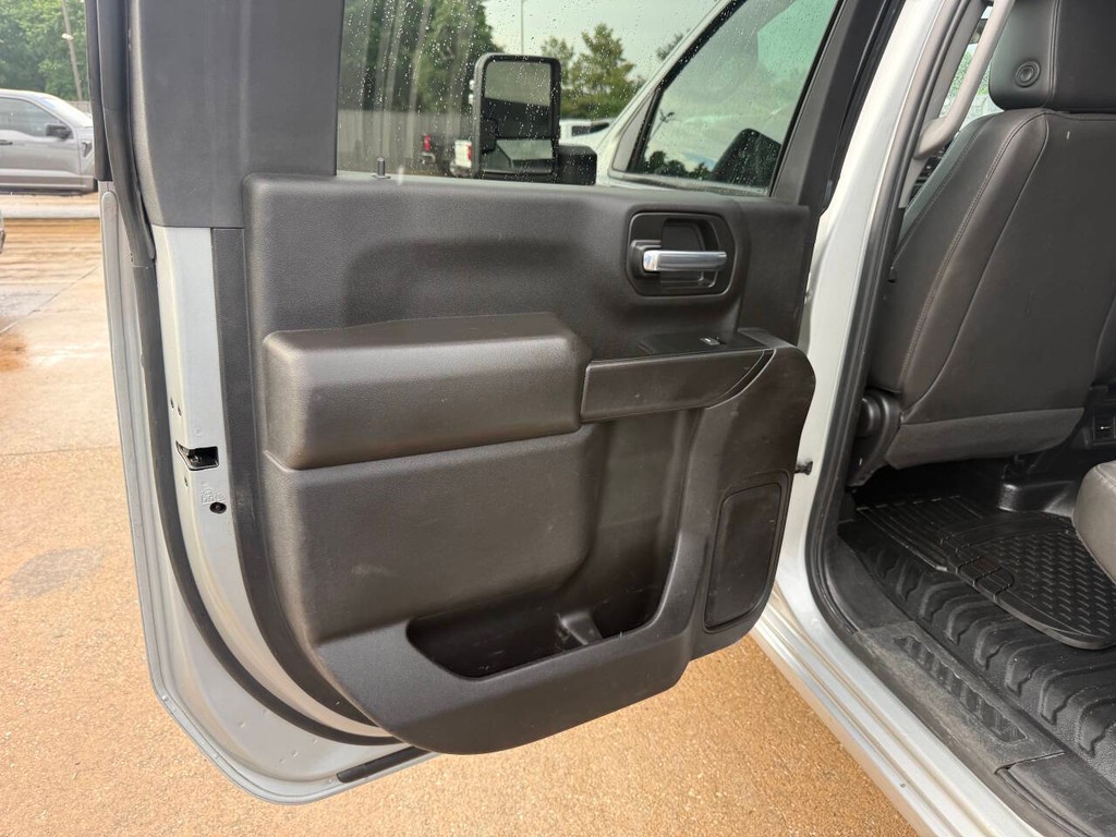 Chevrolet Silverado 2500HD Vehicle Full-screen Gallery Image 14