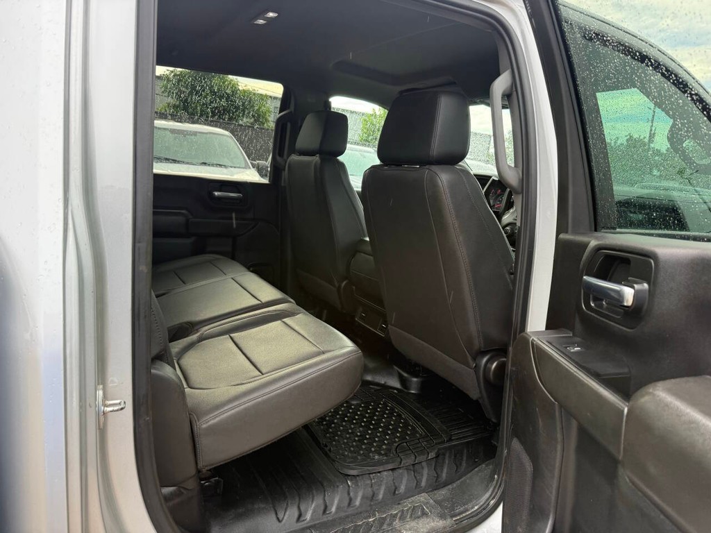 Chevrolet Silverado 2500HD Vehicle Full-screen Gallery Image 15