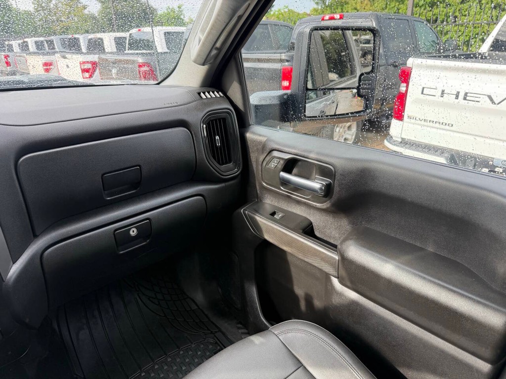 Chevrolet Silverado 2500HD Vehicle Full-screen Gallery Image 20