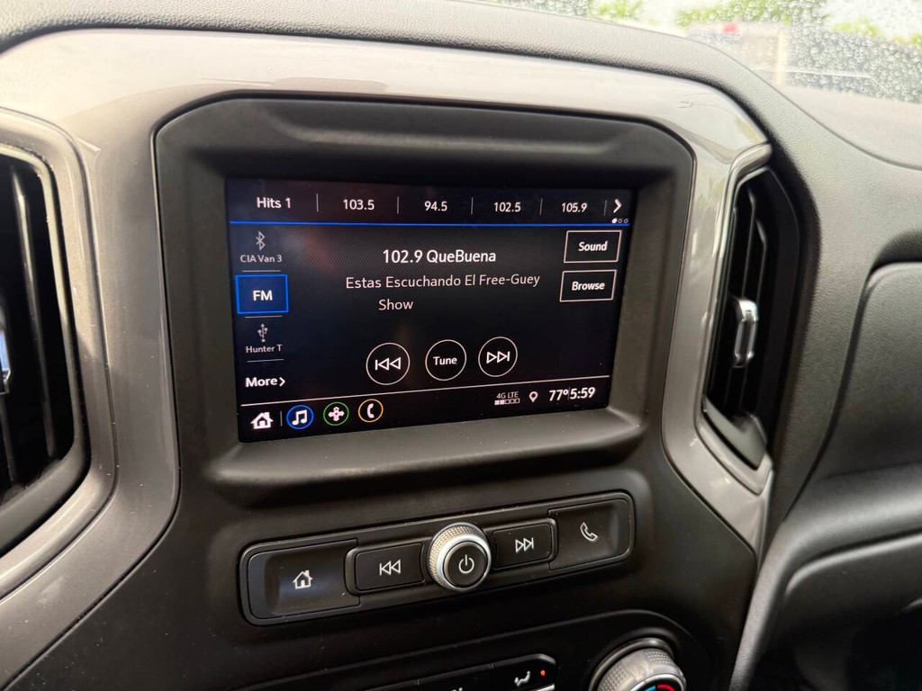 Chevrolet Silverado 2500HD Vehicle Full-screen Gallery Image 25