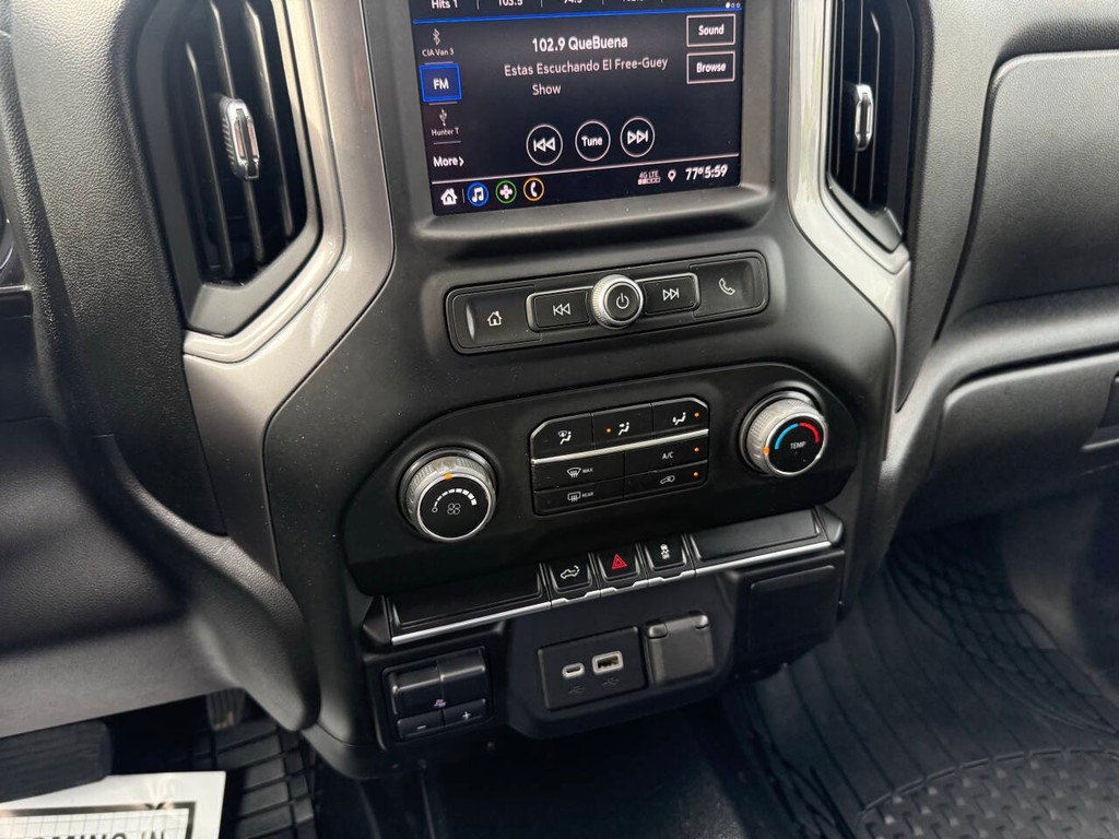 Chevrolet Silverado 2500HD Vehicle Full-screen Gallery Image 27