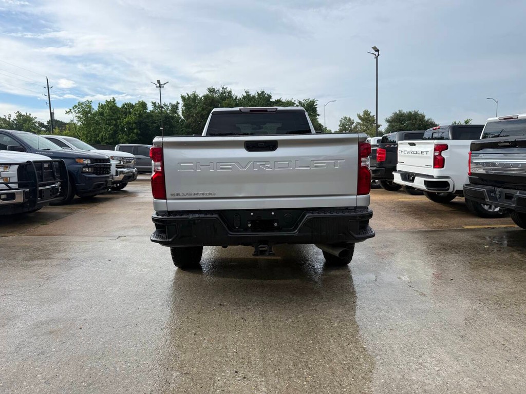 Chevrolet Silverado 2500HD Vehicle Full-screen Gallery Image 34