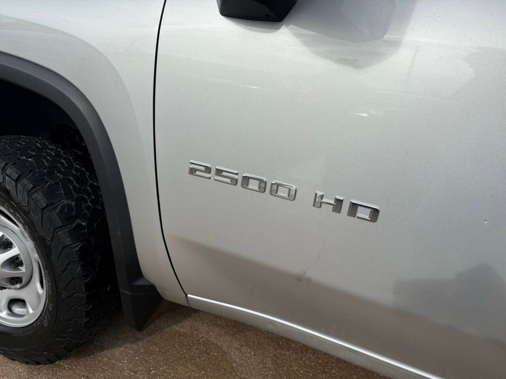 Chevrolet Silverado 2500HD Vehicle Full-screen Gallery Image 35
