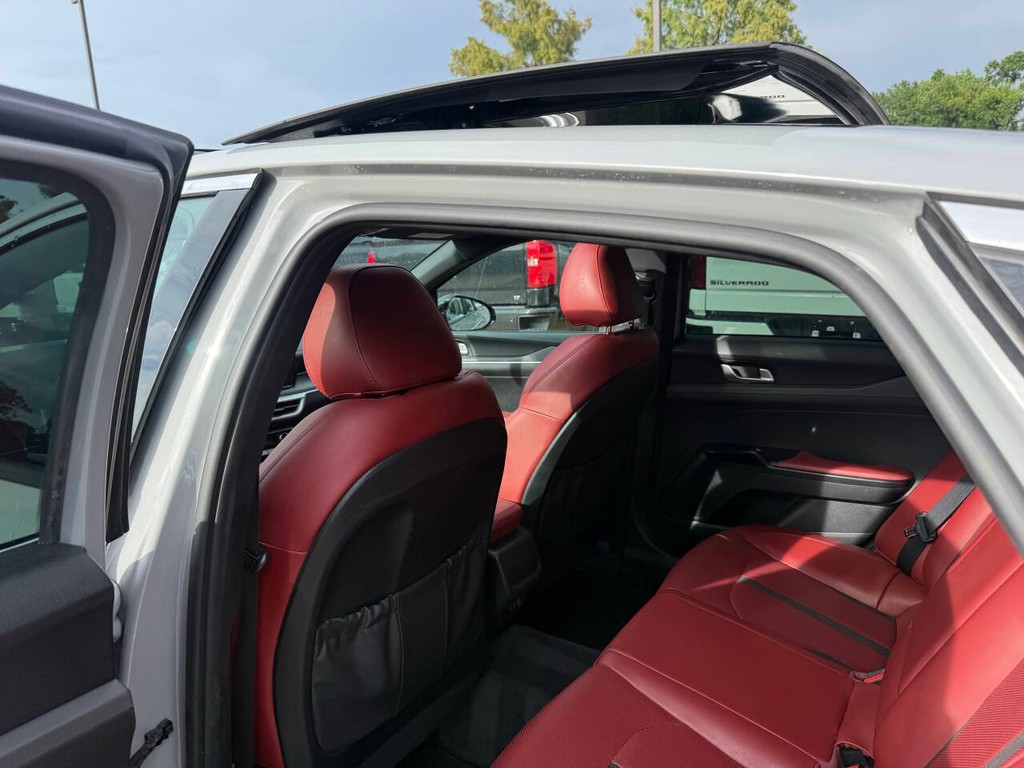 Kia K5 Vehicle Full-screen Gallery Image 12