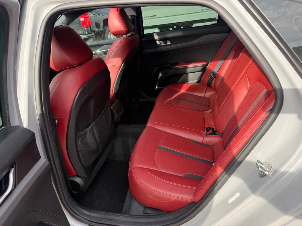 Kia K5 Vehicle Full-screen Gallery Image 13