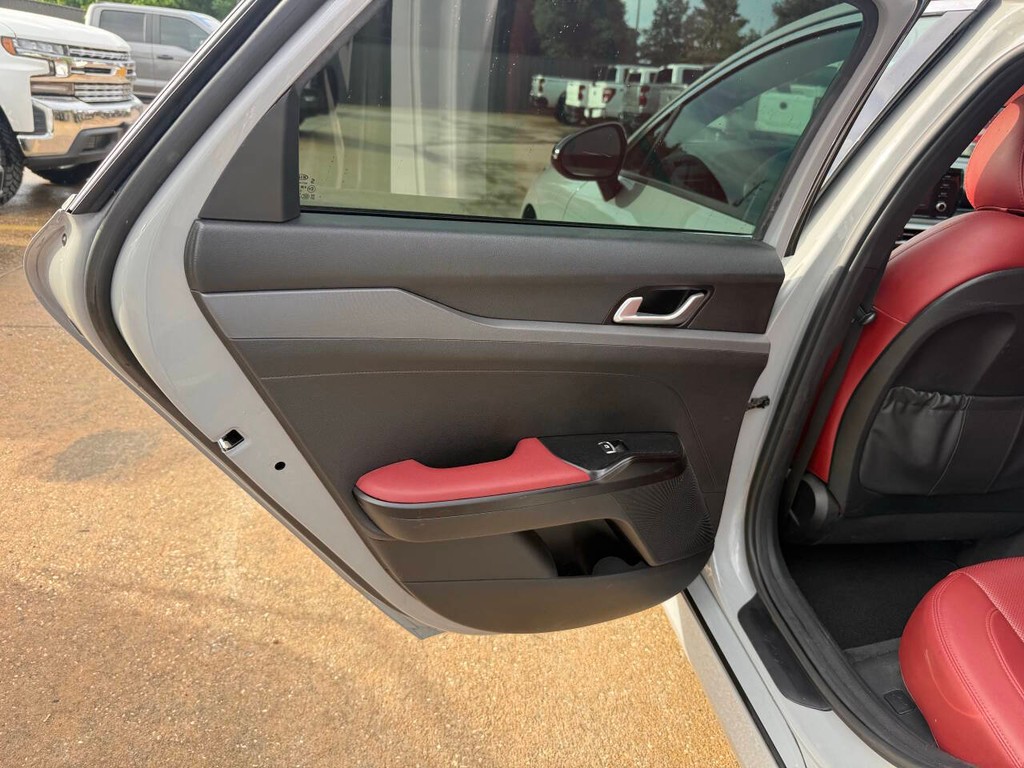 Kia K5 Vehicle Full-screen Gallery Image 14