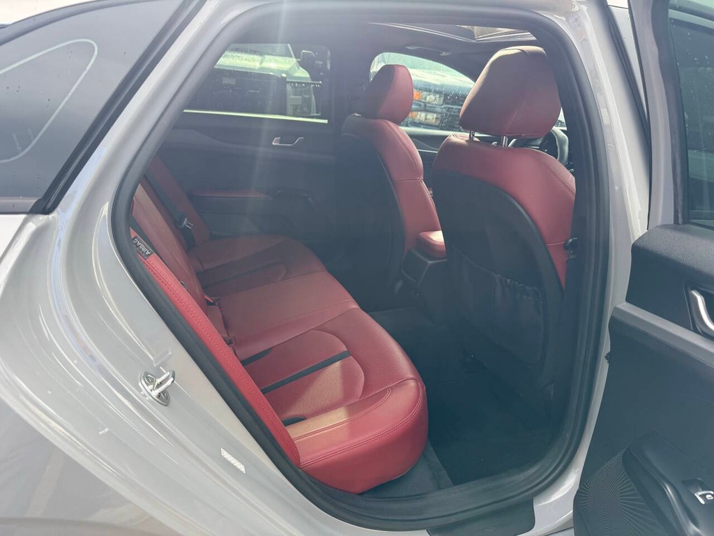 Kia K5 Vehicle Full-screen Gallery Image 15