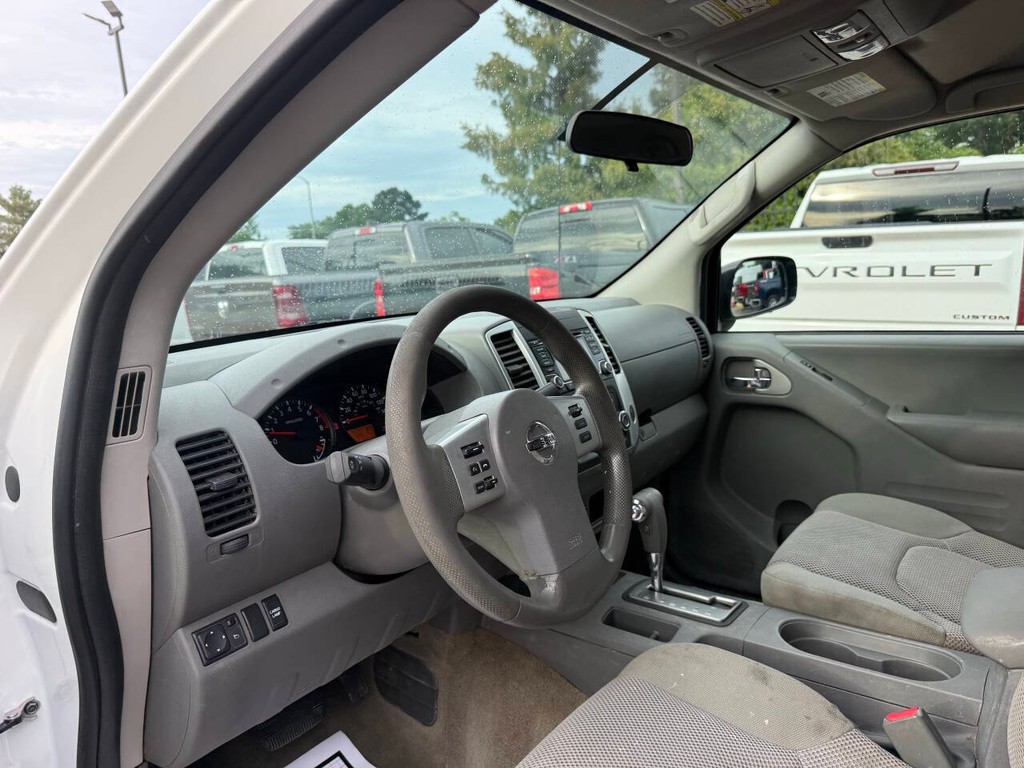 Nissan Frontier Vehicle Full-screen Gallery Image 06