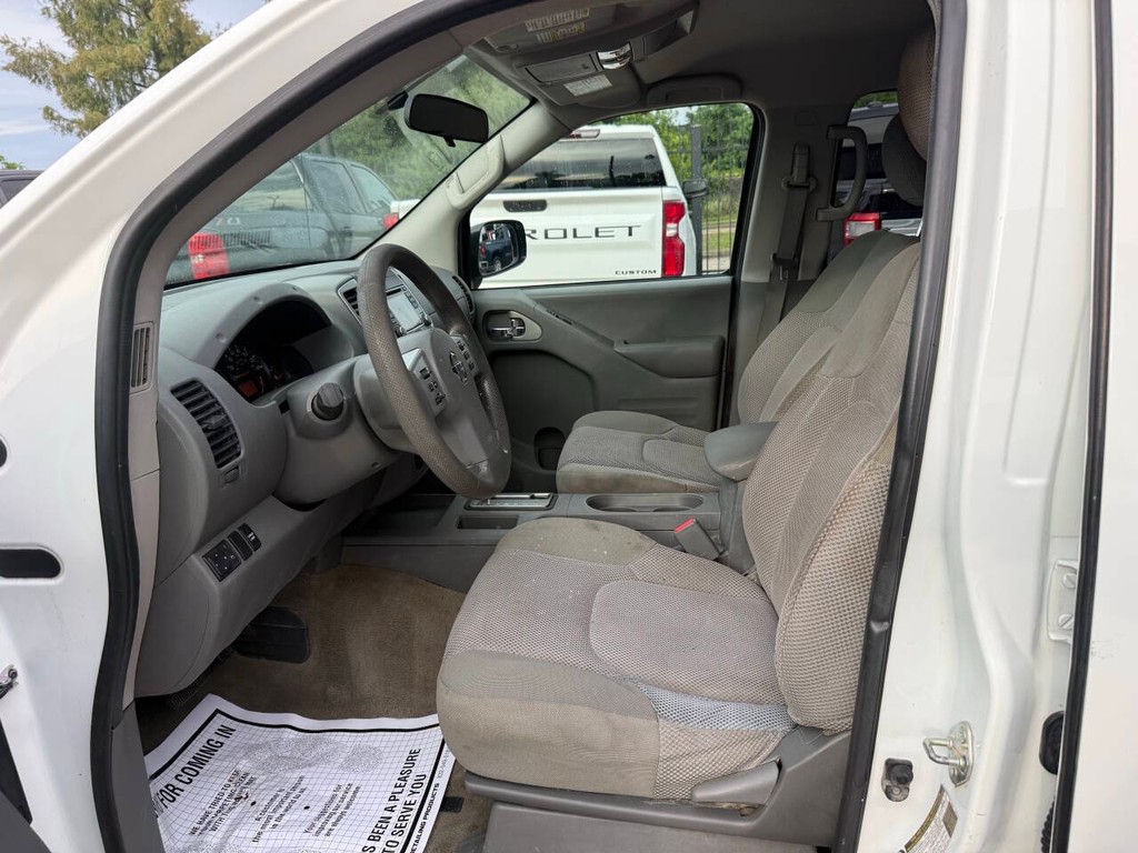 Nissan Frontier Vehicle Full-screen Gallery Image 07