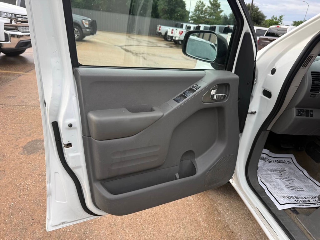 Nissan Frontier Vehicle Full-screen Gallery Image 08