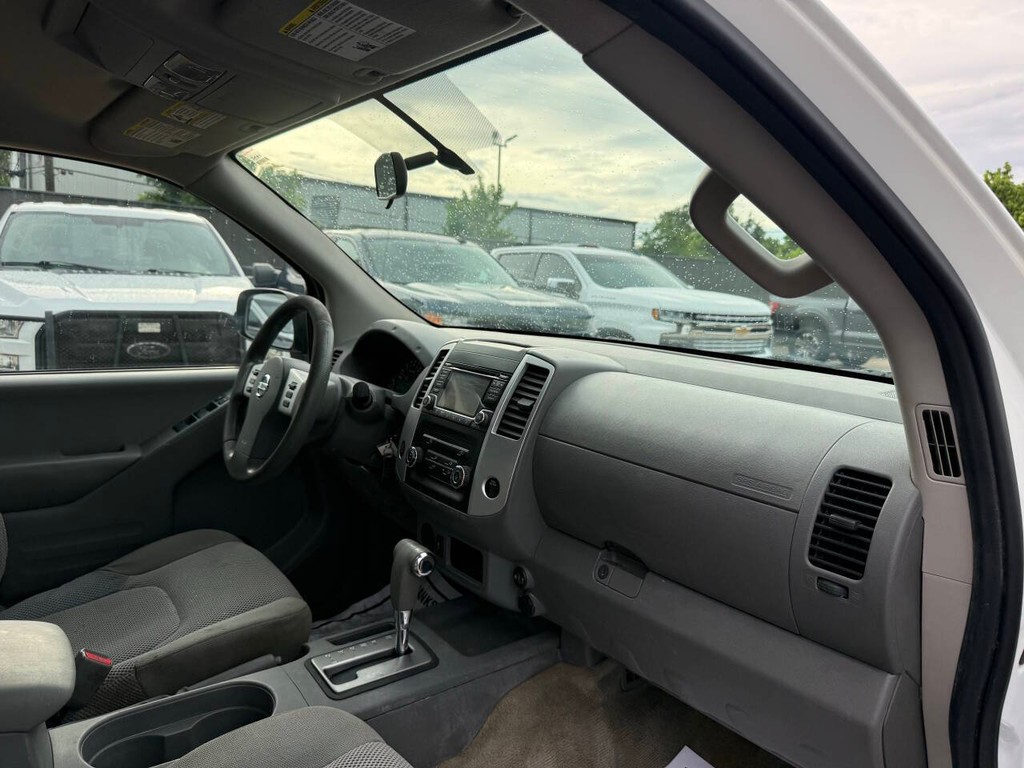 Nissan Frontier Vehicle Full-screen Gallery Image 09