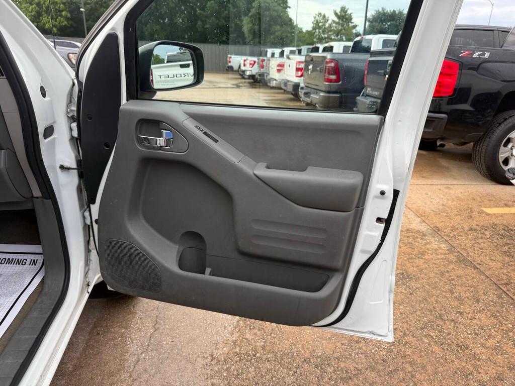 Nissan Frontier Vehicle Full-screen Gallery Image 11