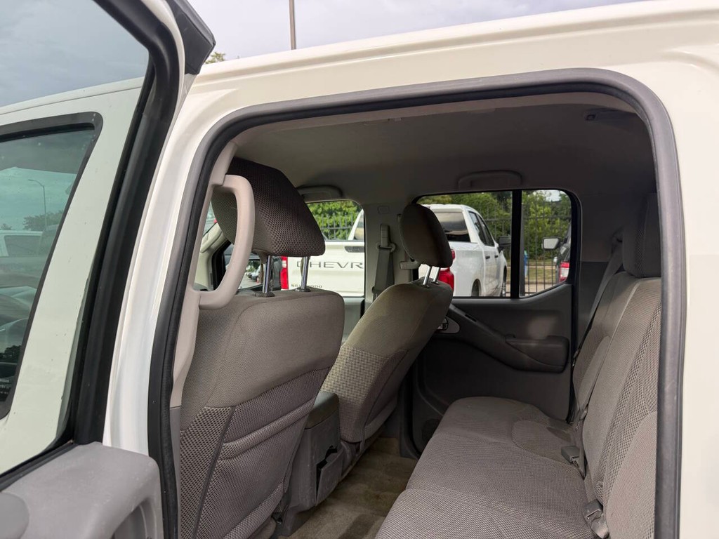 Nissan Frontier Vehicle Full-screen Gallery Image 12