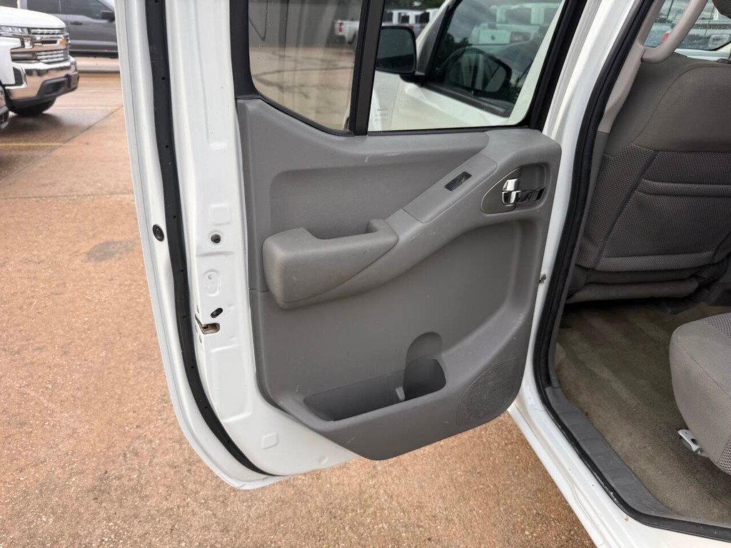 Nissan Frontier Vehicle Full-screen Gallery Image 14